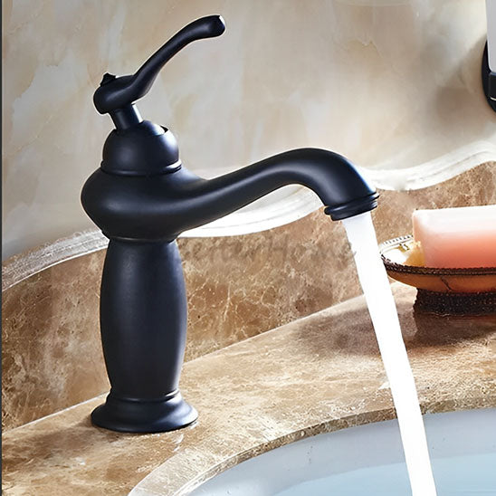 Robinet salle de bain noir antique eau coule lavabo blanc savonnette posée sur lavabo