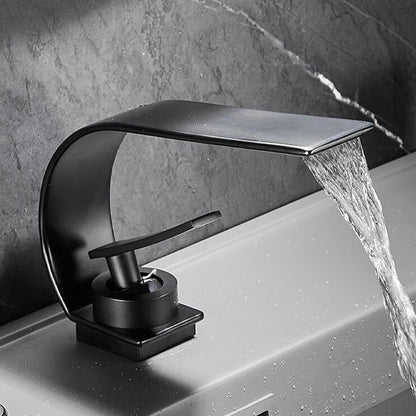 Robinet salle de bain noir chromé , eau coule dans le lavabo gris-blanc  d'eau limpide