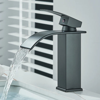 Robinet salle de bain noir court eau limpide coule cascade lavabo blanc coté fenêtre