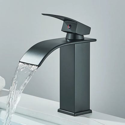 Robinet salle de bain noir court eau limpide coule cascade lavabo blanc