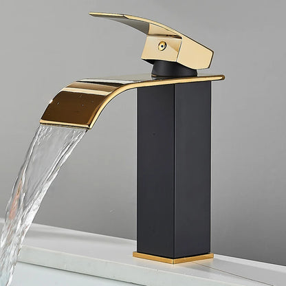 Robinet salle de bain noir et or court eau limpide coule cascade lavabo blanc  