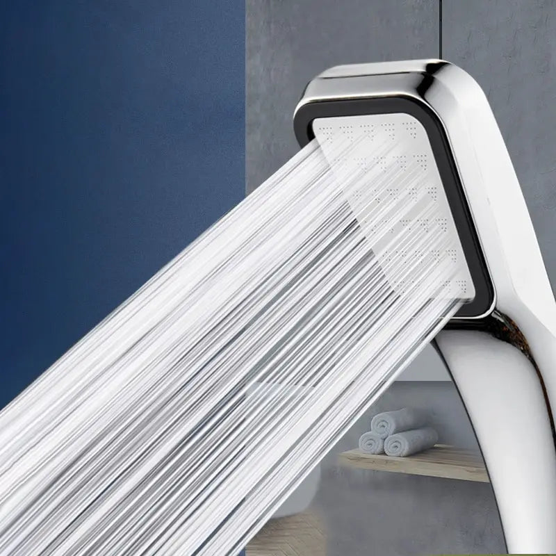 pommeau de douche argentee avec jet eau pluie dans la douche