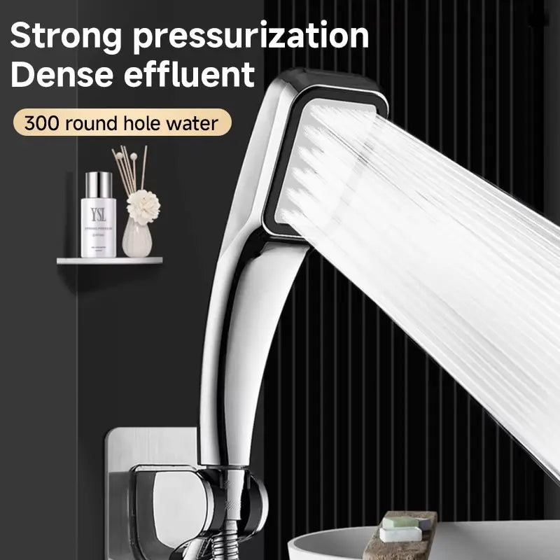 Pommeau de douche avec  jet eau pluie dans salle de bain noire 