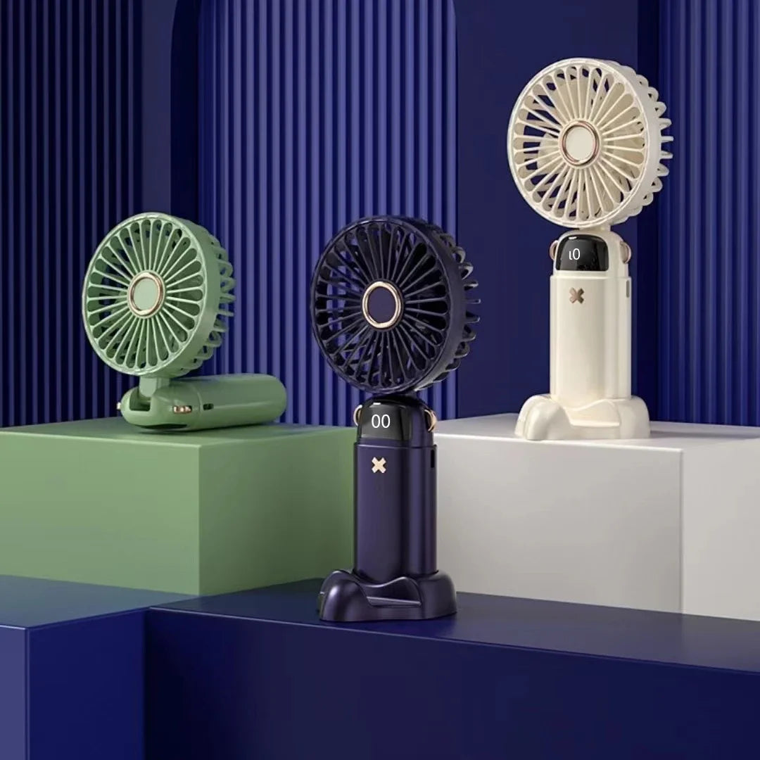 Trois mini ventilateurs portables et pliables de couleur verte, bleue et blanche.