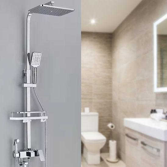 Colonne de douche chrome dans la salle de bain rose-grise