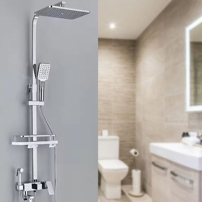 Colonne de douche chrome dans la salle de bain rose-grise