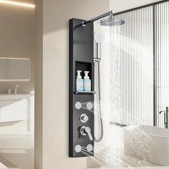 Colonne de douche noire brosse dans la salle de bain beige bien illuminée