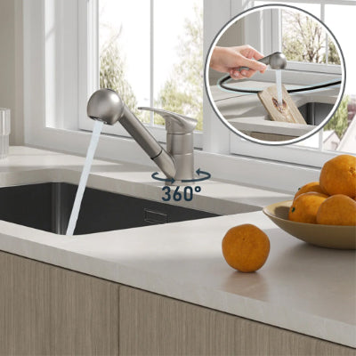 conception pivotante à 360°,main femme tient tete du Robinet cuisine tete extensible ,des oranges sur l'évier