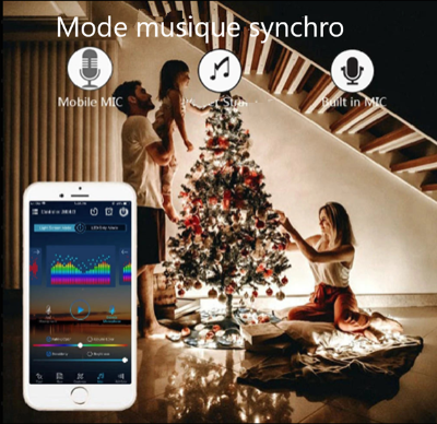 Couple avec enfant décorent arbre Noël avec Guirlande de Noël sous escalier, télécommande blanche 