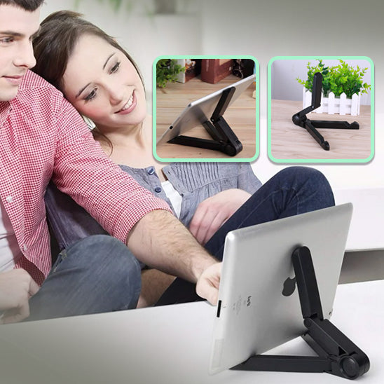 Couple regarde tablette fixée sur Support tablette blanc