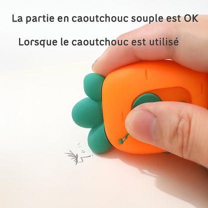 cutter forme carotte tenu par une main