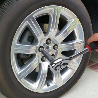 Démontage écrou roue voiture avec jeu de douilles de CLÉ A cliquet Multifonction