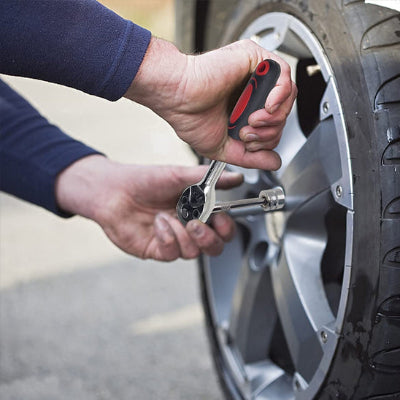 Démontage écrous roue voiture avec jeu de douilles de CLÉ A cliquet Multifonction