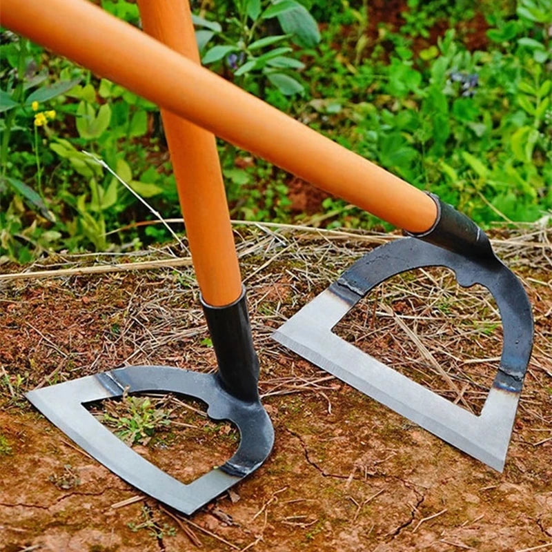 deux Houe creuse manches bois marrons terre verdure jardinage