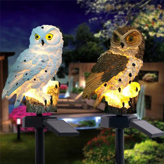 deux Lampe solaire extérieur chouette marron et blanche ,panneau solair ,Éclairage LED dans le jardin verdoyant  la nuit