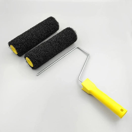 deux Rouleaux peinture, poignée jaune dans une salle blanche avec échafaudage