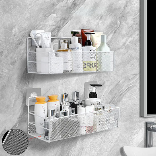 deux Étagères blanches remplies bouteilles de shampoing, gel dans salle de bain blanche