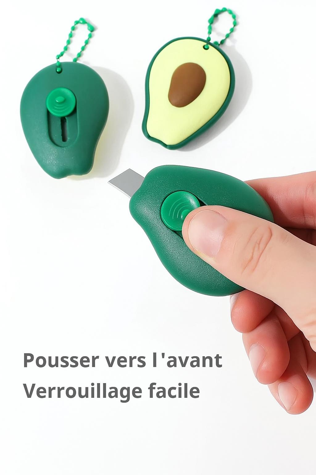 deux cutter forme avocat tenu par une main, moitie avocat