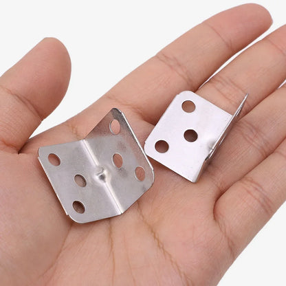 equerre de fixation quatre trous  dans une main