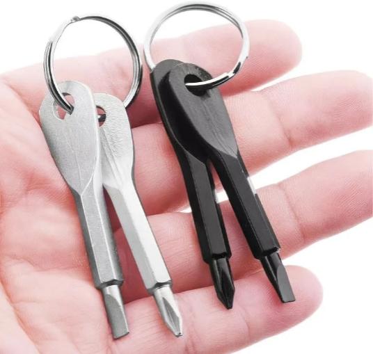 deux jeux de Mini tournevis noirs et argenté de précision avec embouts cruciforme et plat dans une main