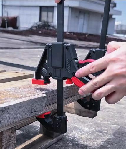 deux serre joints monomanuels à serrage rapide pour fixation de tasseau en menuiserie