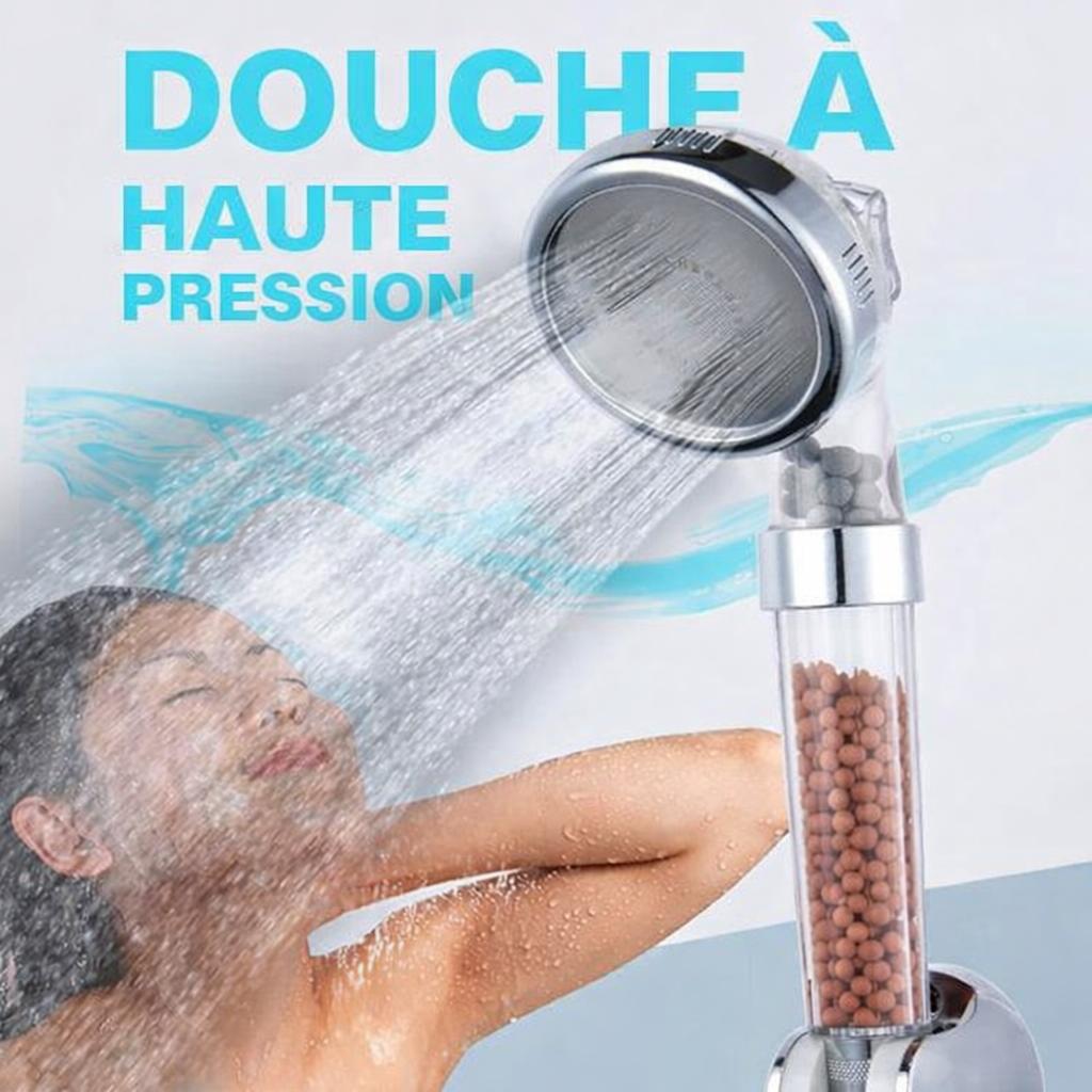 Femme sous Pommeau de douche filtrant mode jet eau pluie
