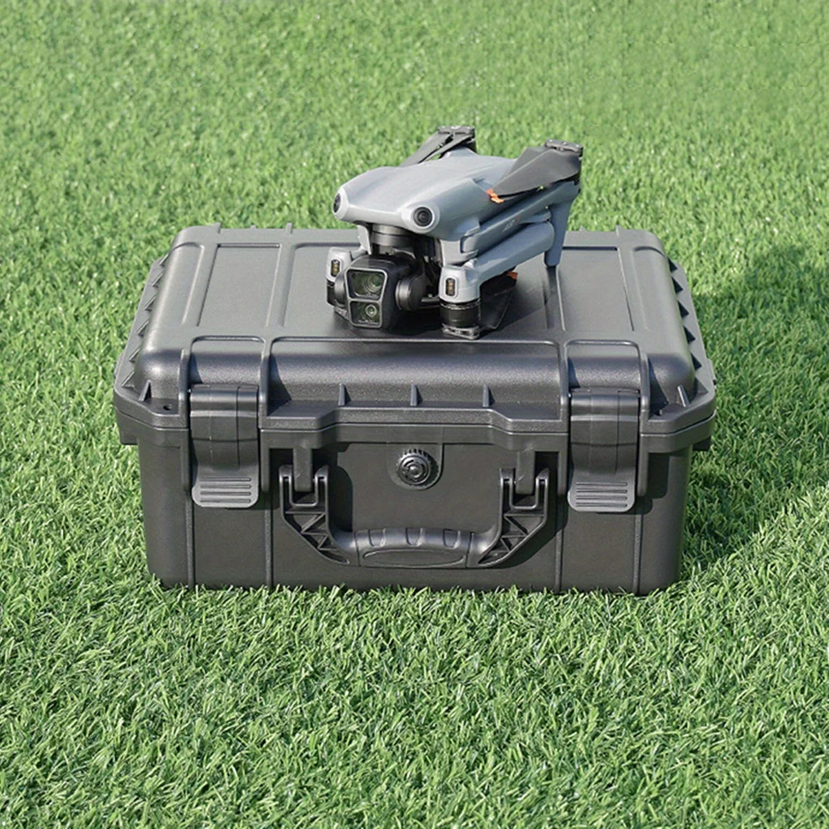 drone sur Mallette à outils sur gazon