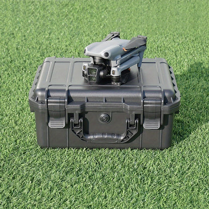drone sur Mallette à outils sur gazon