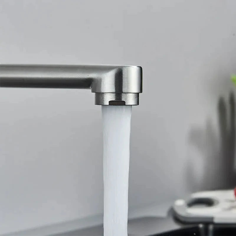 Eau du Robinet de cuisine nickel coule dans l'évier