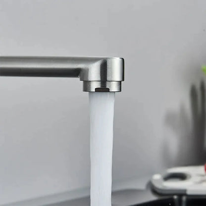 Eau du Robinet de cuisine nickel coule dans l'évier