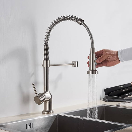 Eau coule du Robinet cuisine argente 
  extractible dans l'évier noir
