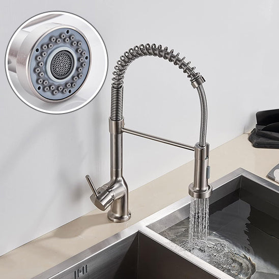Eau coule du Robinet cuisine argente 
  extractible dans l'évier rempli
