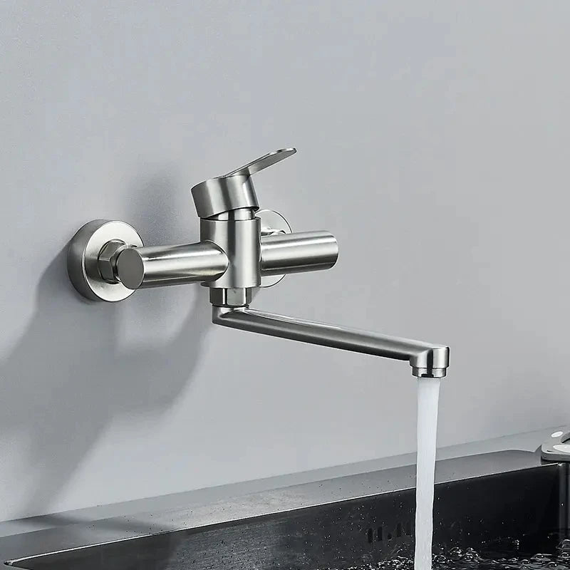 Eau du Robinet de cuisine nickel coule dans l'évier de cuisine