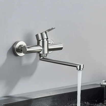 Eau du Robinet de cuisine nickel coule dans l'évier de cuisine