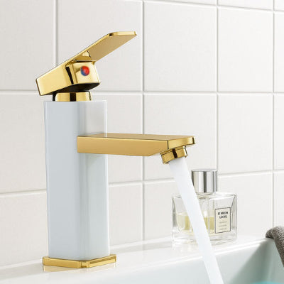 eau coule du robinet salle de bain blanc dore, bouteille de parfum sur évier