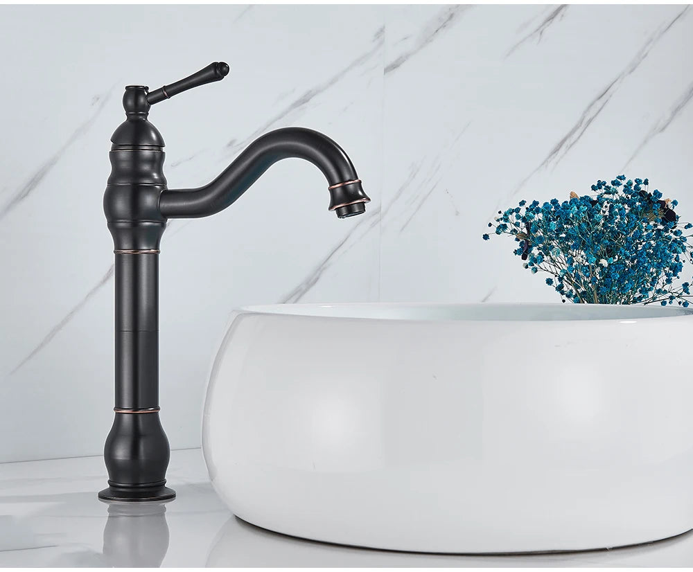  eau limpide du Robinet salle de bain, bronze noir  haut  coule dans lavabo blanc