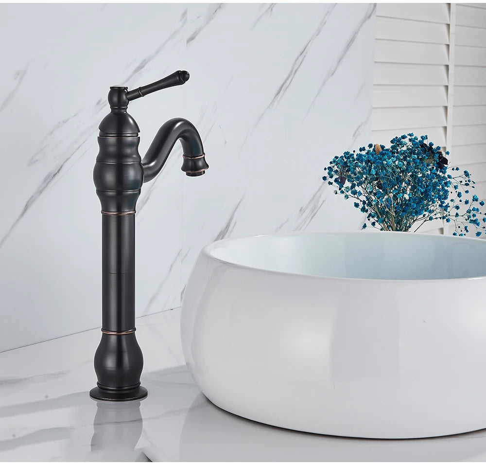 Eau du Robinet salle de bain bronze noir haut coule dans le lavabo blanc