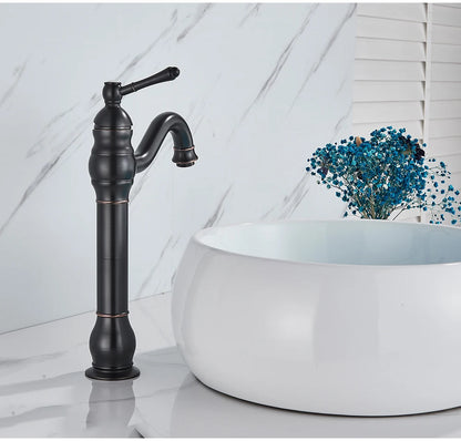 Eau du Robinet salle de bain bronze noir haut coule dans le lavabo blanc