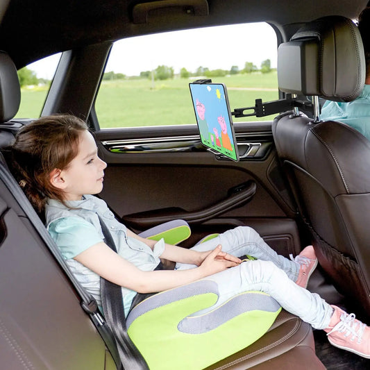 Enfant dans la voiture regarde tablette sur Support tablette voyage