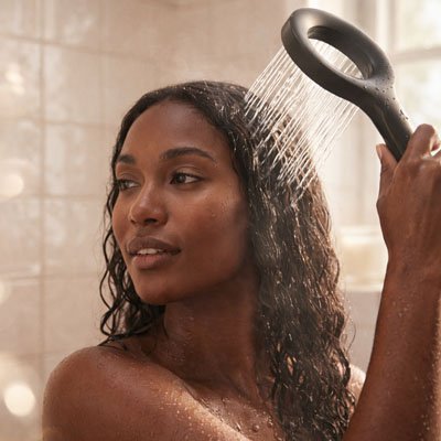femme brune douche Pommeau de douche noir forme anneau