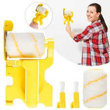 femme habillée chemise carreaux rouge et blancs peint avec Rouleau peinture jaune .deux pinceaux jaune et blancs