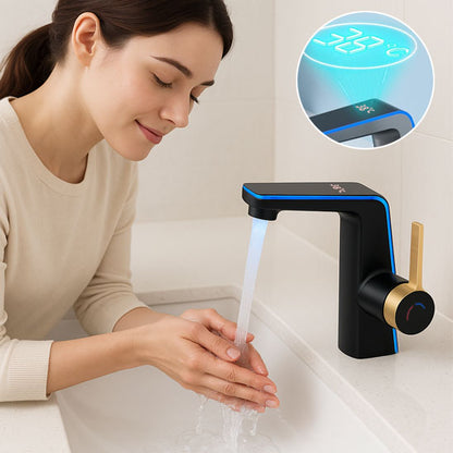 femme lave mains sous  mitigeur lavabo  noir à poignée dorée, indicateur de température à 38°