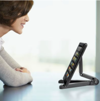 Femme regarde tablette fixée sur support tablette noir