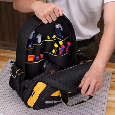 homme bras nus ouvre caisse a outils  Sac a outils perceuse  tournevis