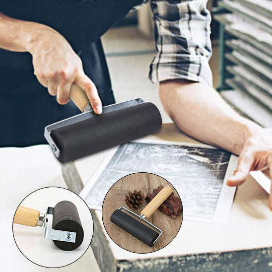 homme peint avec rouleau peinture noir sur table