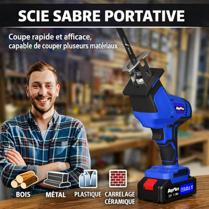 homme souriant bras croisées devant  Scie Sabre Sans Fil bleue coupe bois,métal plastic et céramique
