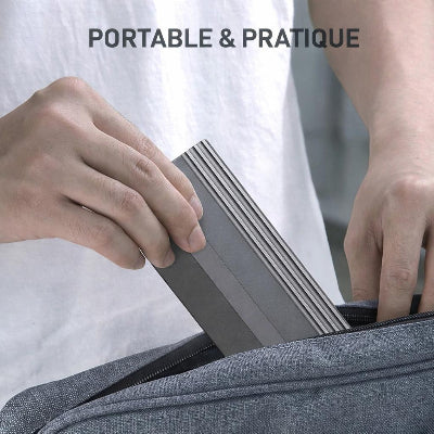 homme avec tee shirt blanc range telephone professionel dans petite pochette