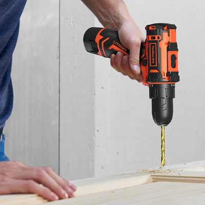 homme tiens Perceuse visseuse sans fil perce planche