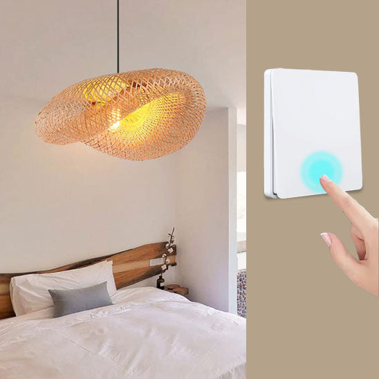 main de femmes appui sur  Interrupteur connecté sans fil ,blanc ,un plafonnier pendant brille au dessus du lit