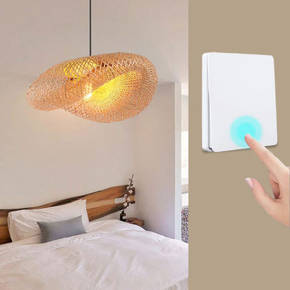main de femmes appui sur  Interrupteur connecté sans fil ,blanc ,un plafonnier pendant brille au dessus du lit